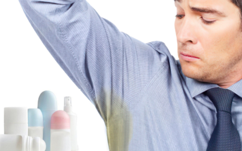 Sử dụng lăn khử mùi làm ố vàng trên nách áo