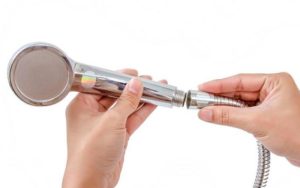 Tháo rời vòi hoa sen để vệ sinh